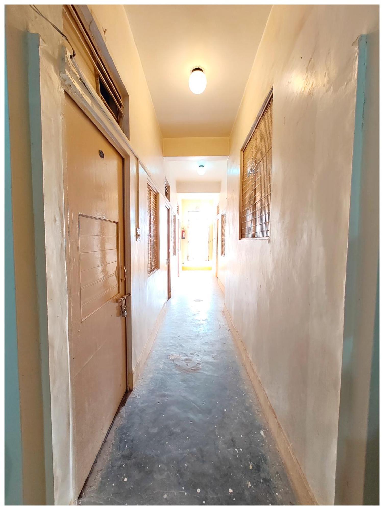 Shant! Near Kashi Vishwanath Temple- Fully Air Conditioned & Spacious - Budget In Hotel Varanasi