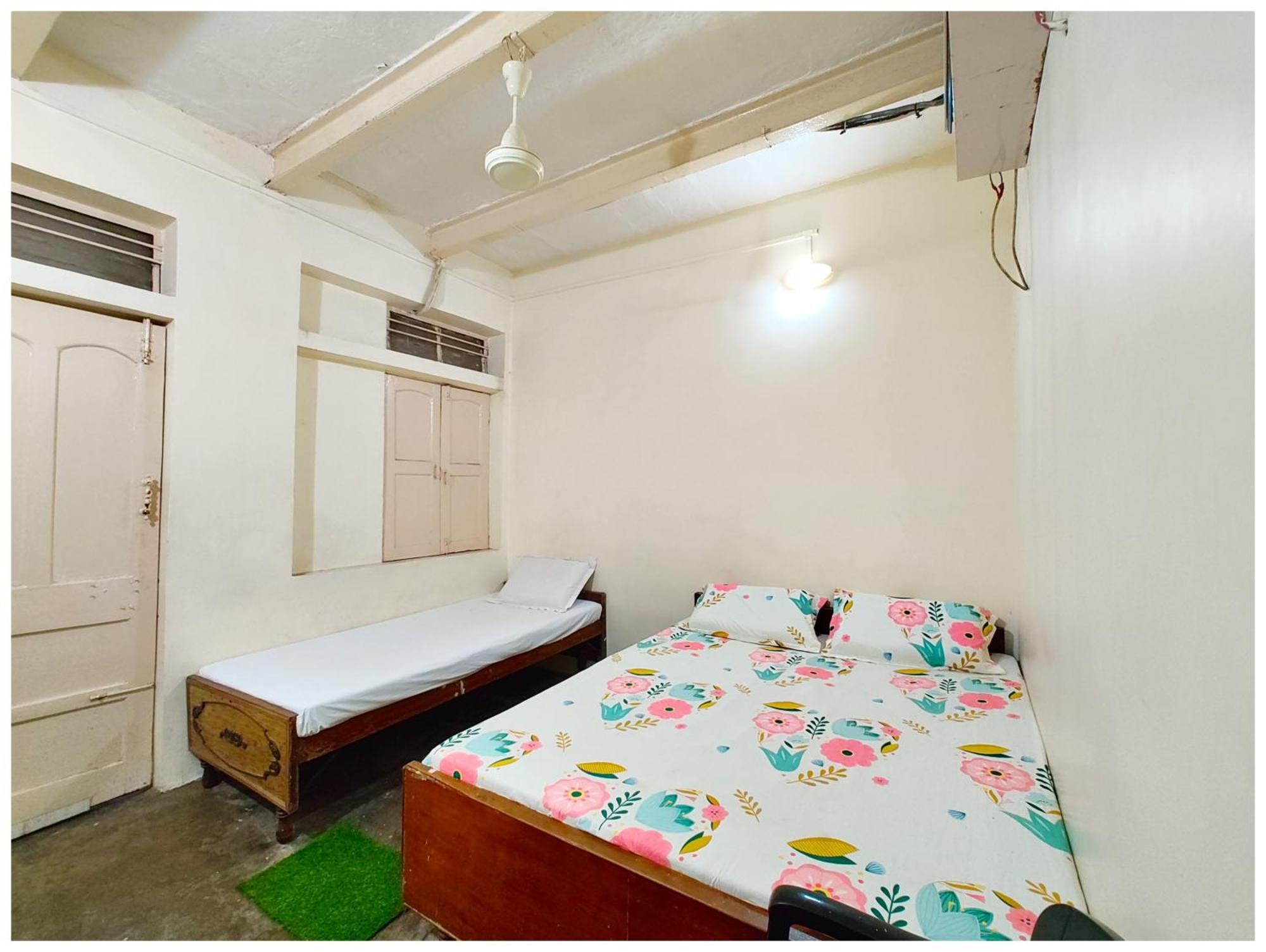 Shant! Near Kashi Vishwanath Temple- Fully Air Conditioned & Spacious - Budget In Hotel