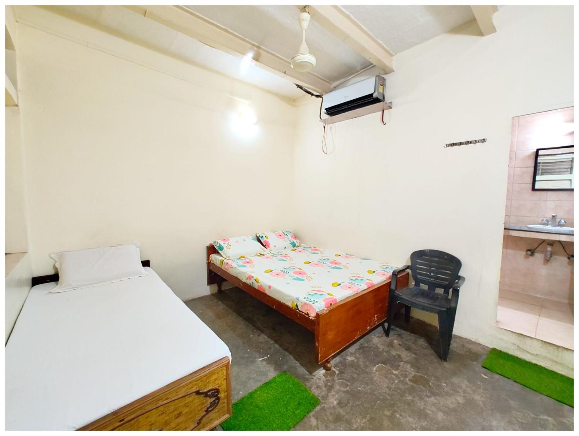 Shant! Near Kashi Vishwanath Temple- Fully Air Conditioned & Spacious - Budget In Hotel Varanasi