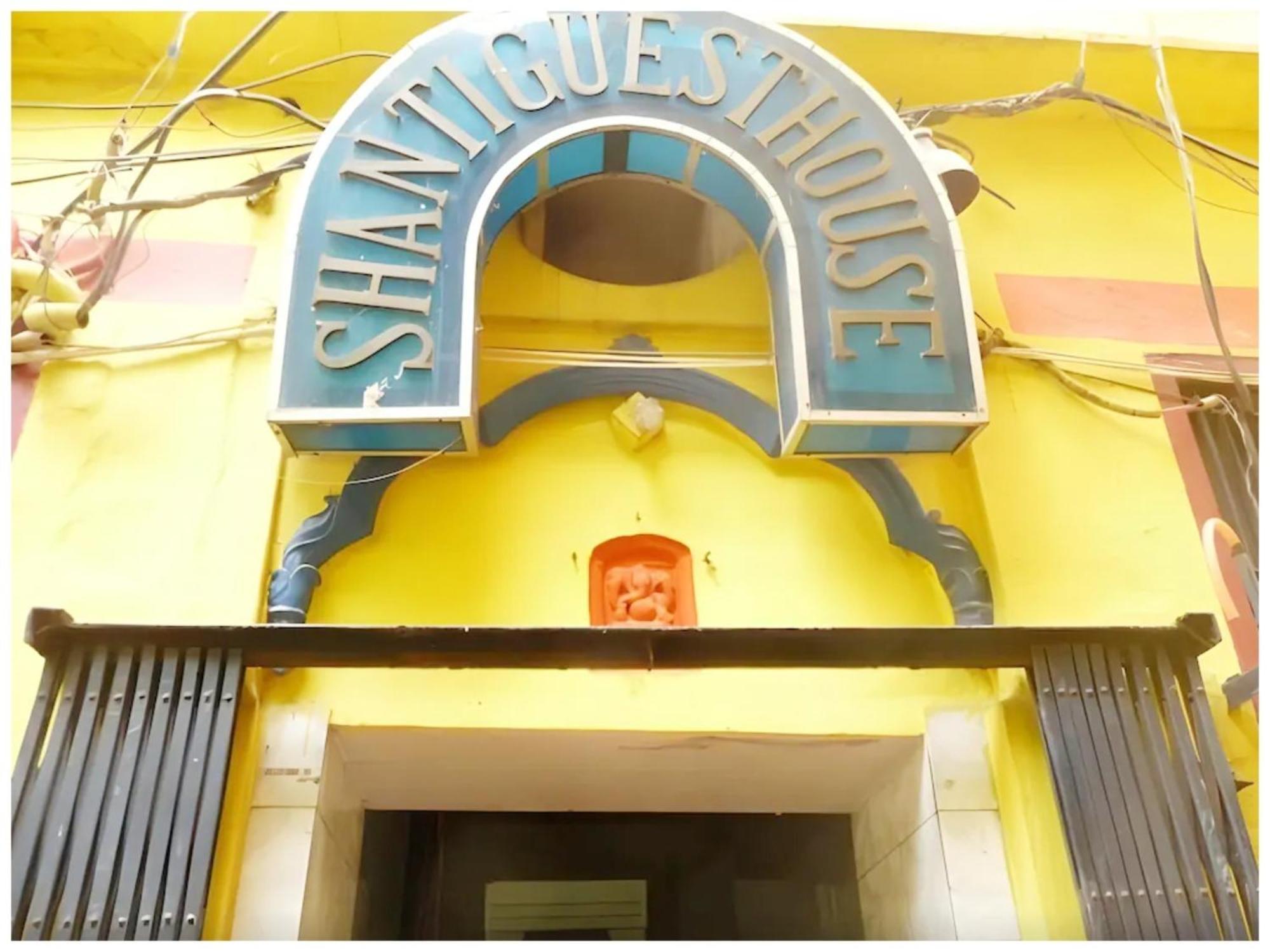 Shant! Near Kashi Vishwanath Temple- Fully Air Conditioned & Spacious - Budget In 2*